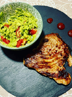 Una foto de Atún rojo marinado con guacamole 🥑 y salsa siracha