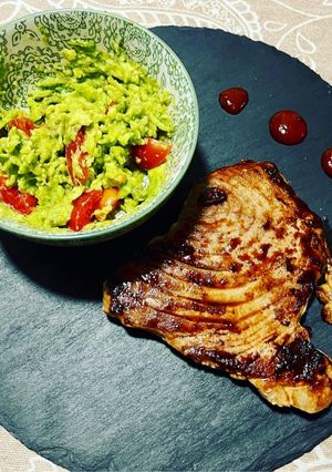 Una foto de Atún rojo marinado con guacamole 🥑 y salsa siracha