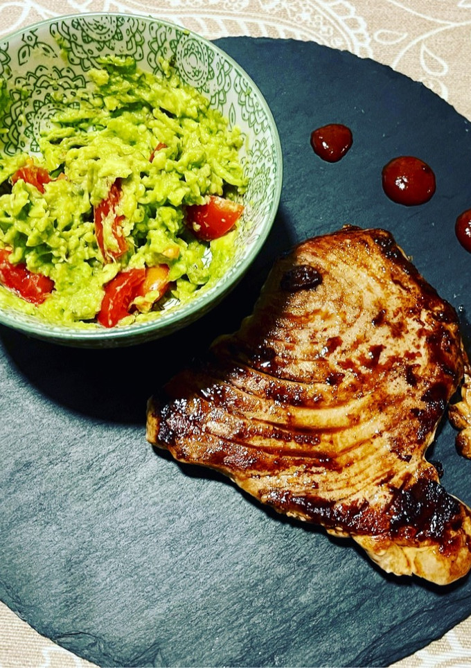 Una foto de Atún rojo marinado con guacamole 🥑 y salsa siracha