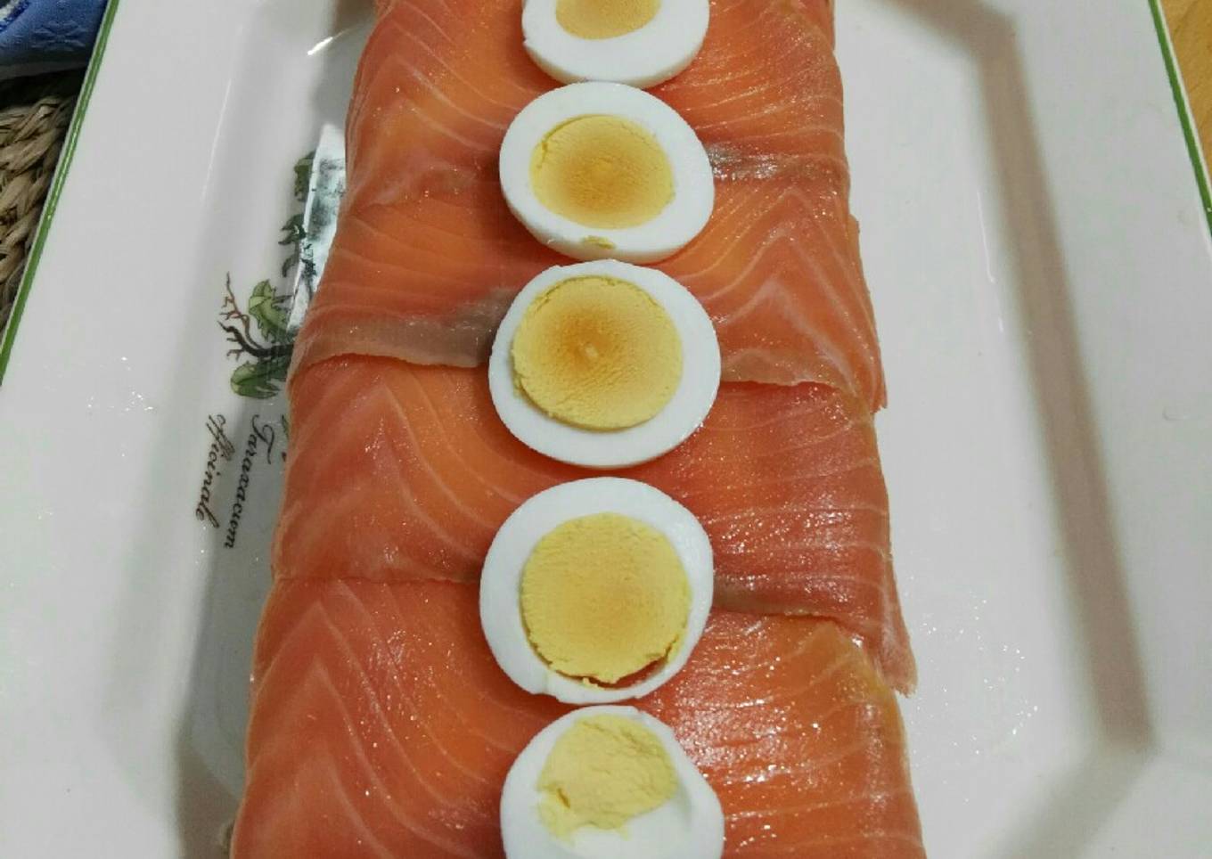 Pastel frío de salmón, gambas y aguacate