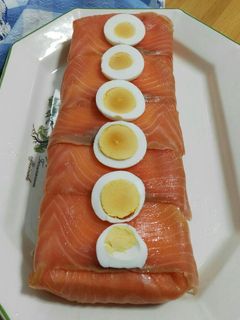 Una foto de Pastel frío de salmón, gambas y aguacate