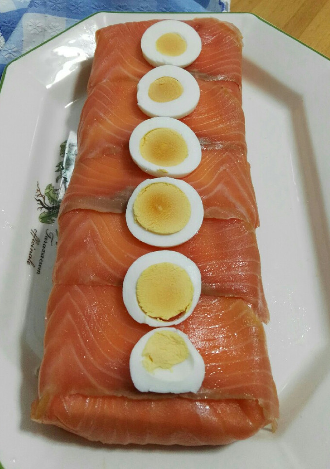 Una foto de Pastel frío de salmón, gambas y aguacate