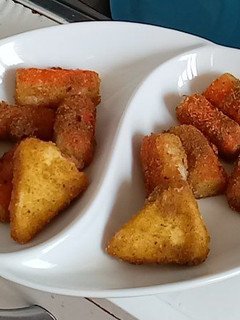 Una foto de Quesitos y palitos de cangrejo empanados