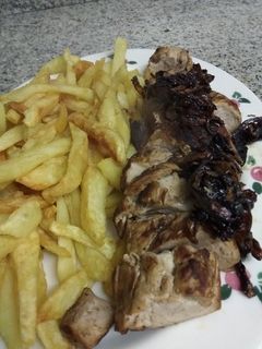 Una foto de 🐷 Solomillo de cerdo con cebolla caramelizada