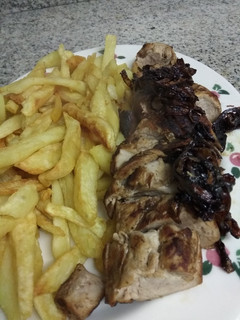 Una foto de 🐷 Solomillo de cerdo con cebolla caramelizada