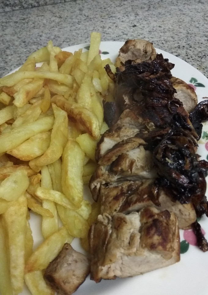 Una foto de 🐷 Solomillo de cerdo con cebolla caramelizada