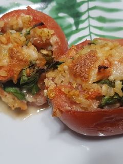 Una foto de Tomates rellenos de arroz al pesto