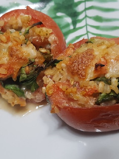 Una foto de Tomates rellenos de arroz al pesto