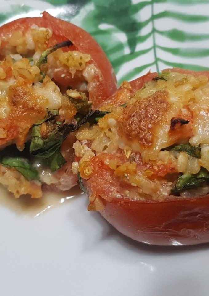 Una foto de Tomates rellenos de arroz al pesto