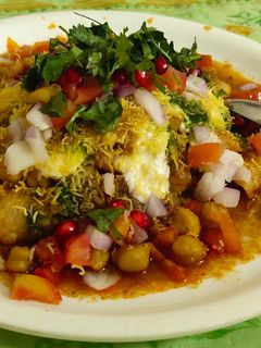 છોલે રગડા સમોસા ચાટ (Chhole Ragda Samosa Chaat Recipe In Gujarati) રેસીપી મુખ્ય ફોટો