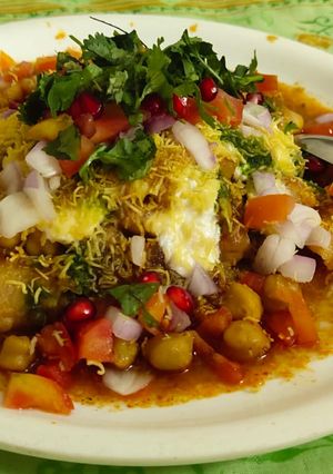છોલે રગડા સમોસા ચાટ (Chhole Ragda Samosa Chaat Recipe In Gujarati) રેસીપી મુખ્ય ફોટો