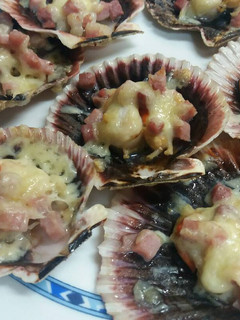 Una foto de Zamburiñas rellenas de jamón serrano y queso al horno