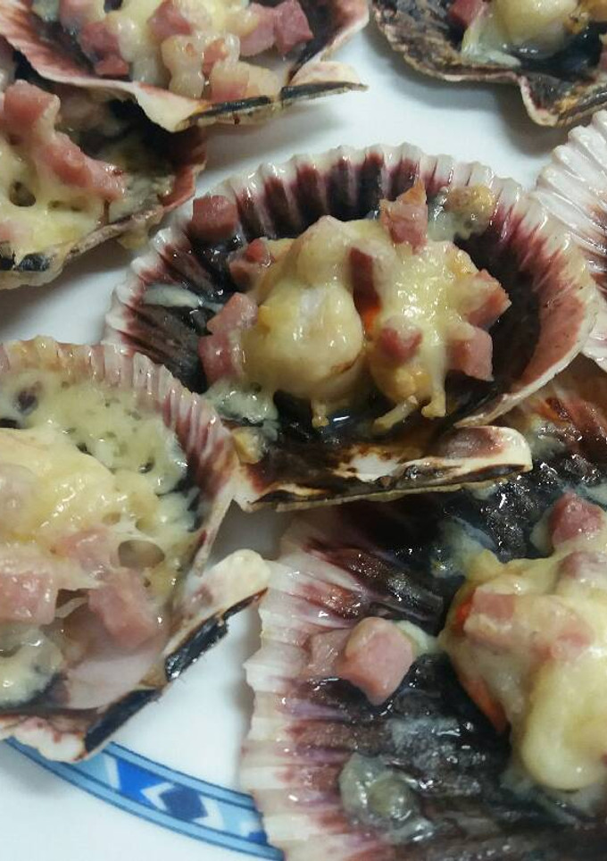 Una foto de Zamburiñas rellenas de jamón serrano y queso al horno