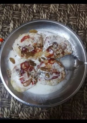 A picture of Suji ke dahi bhalle.