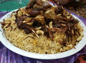 صورة لوصفة رز بلحم الموز والمكسرات