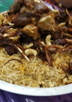 صورة لوصفة رز بلحم الموز والمكسرات