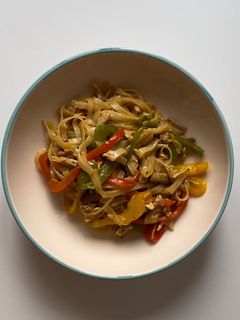 Una foto de Noodles de arroz con pimientos y pollo