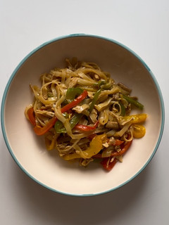 Una foto de Noodles de arroz con pimientos y pollo