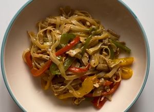 Foto principal de Noodles de arroz con pimientos y pollo