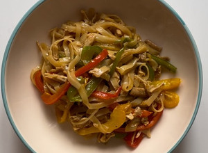 Foto principal de Noodles de arroz con pimientos y pollo