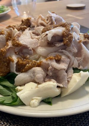 Hình của món Vừng "shabu shabu" món salad (Sesame "shabu shabu" salad) 🐷🥗.