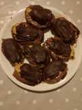 Eclair con crema al cioccolato.