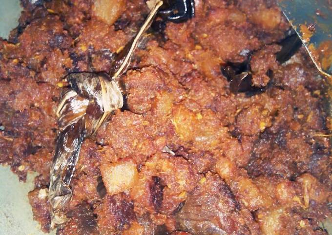 4. Rendang daging dengan ubi pedas mantap