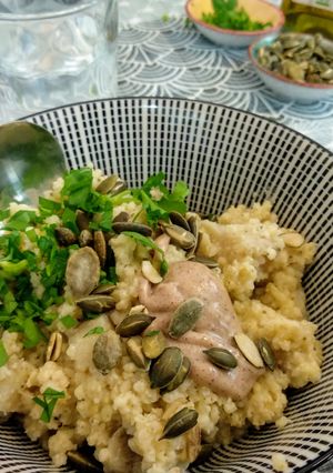 Une photo de Porridge de millet à l'artichaut