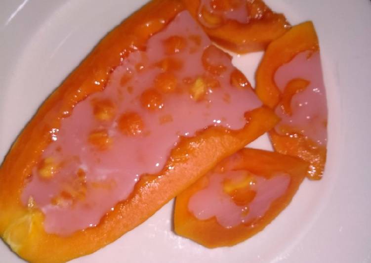 Resep masakan Pepaya isi nutrijel yoghurt strawberry | Cara Membuat Pepaya isi nutrijel yoghurt strawberry Yang Sederhana