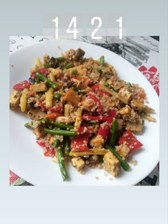 Una foto de Quinoa con pechuga y verduras salteadas