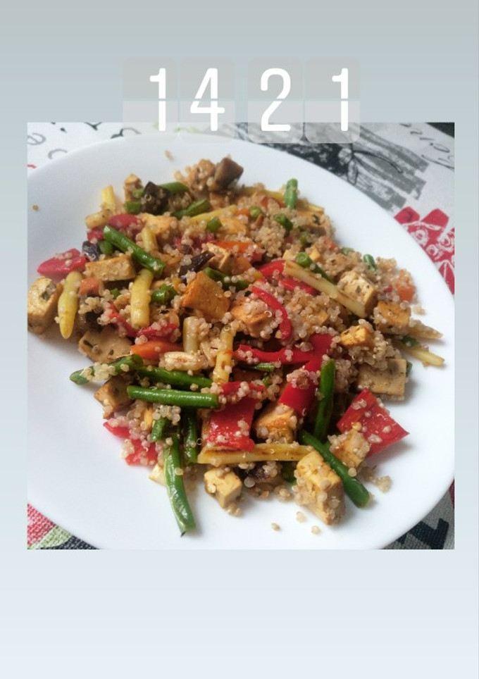 Una foto de Quinoa con pechuga y verduras salteadas