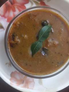 செட்டிநாடு வத்த குழம்பு(Chettinad Vatha kulambu recipe in Tamil) செய்முறை முக்கிய புகைப்படம்