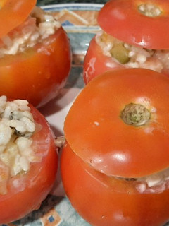 Una foto de Tomate relleno de arroz