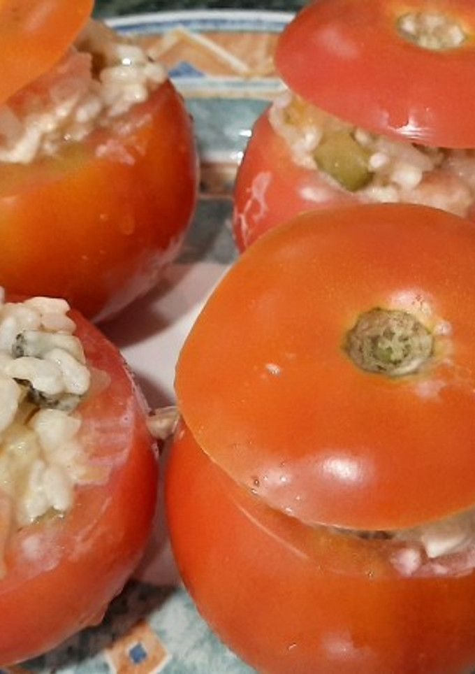 Una foto de Tomate relleno de arroz