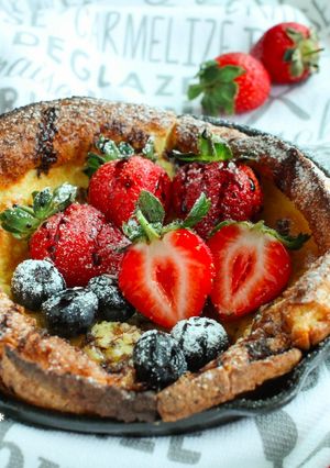 草莓荷蘭寶貝鬆餅｜Strawberry Dutch baby pancake 的食譜成品照片