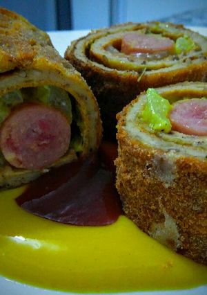 Una foto de Perritos Calientes con queso manchego en crepes!