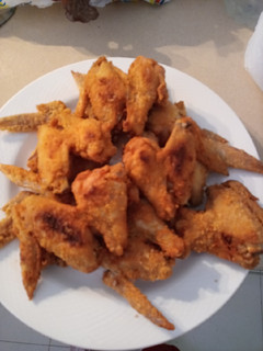 Una foto de Alitas de pollo fritas y crujientes