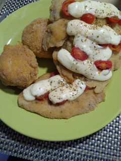 Una foto de Bombas de papas rellenas con milanesas a la napolitana