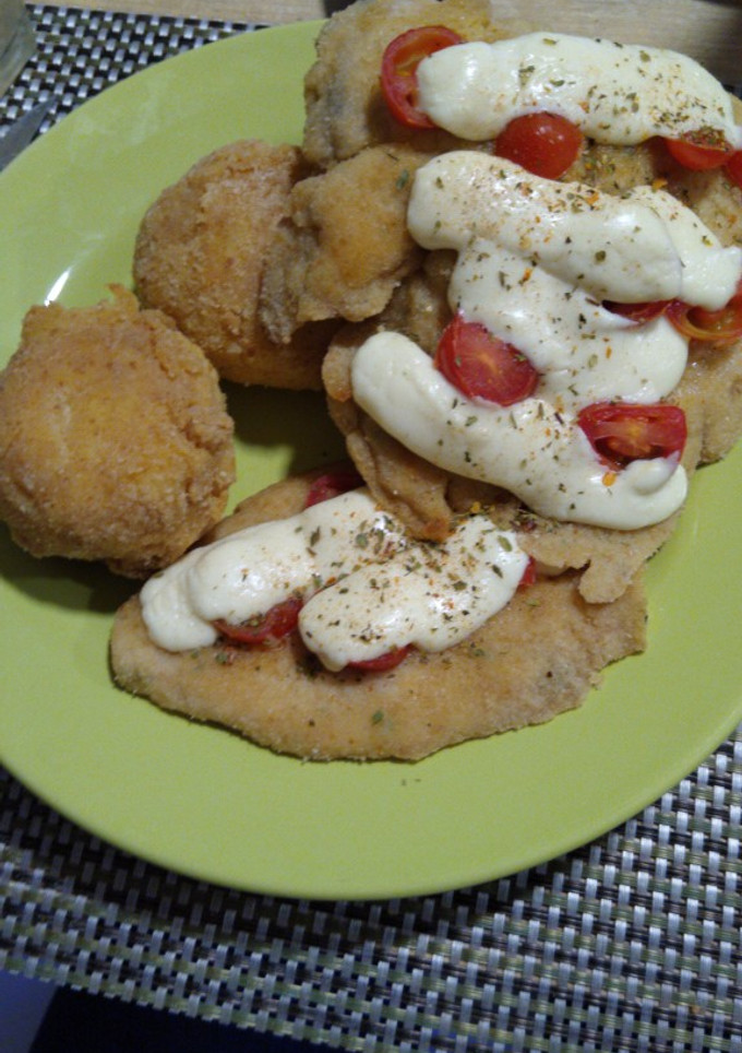 Una foto de Bombas de papas rellenas con milanesas a la napolitana