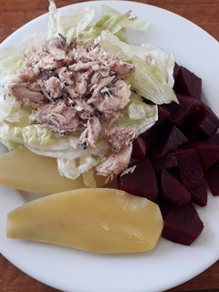 Una foto de Papas cocidas con ensalada