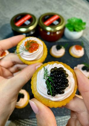 Фото Крабова закуска з ікрою на крекері 🦀.