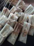 Tamales para bocadillo en miniatura de espinacas, chile, hongos, hierbas y cebolla. Las Correa