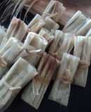 Tamales para bocadillo en miniatura de espinacas, chile, hongos, hierbas y cebolla. Las Correa