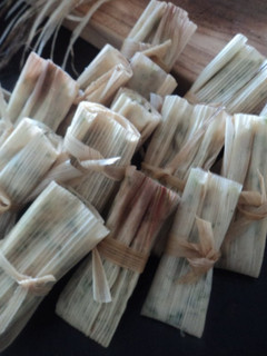 Una foto de Tamales para bocadillo en miniatura de espinacas, chile, hongos, hierbas y cebolla. Las Correa