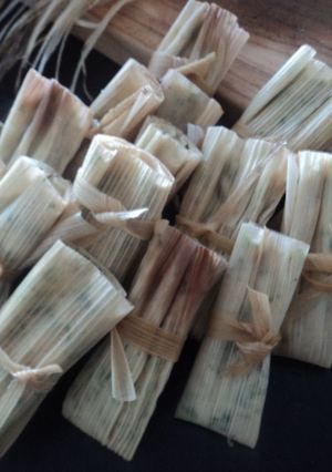 Una foto de Tamales para bocadillo en miniatura de espinacas, chile, hongos, hierbas y cebolla. Las Correa