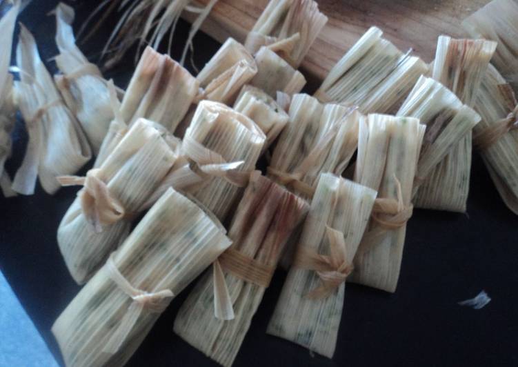 Tamales para bocadillo en miniatura de espinacas, chile, hongos, hierbas y cebolla. Las Correa