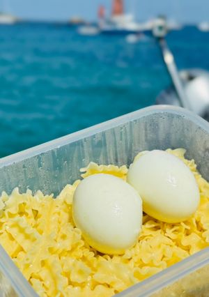 Hình của món Nui Trộn Dầu Olive Kèm Trứng Gà Luộc.