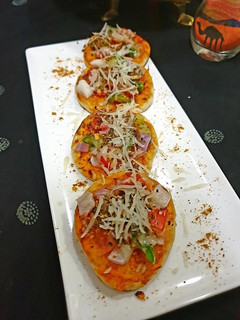मिनी चीज़ पिज़्ज़ा (Mini cheese pizza recipe in Hindi) रेसिपी मुख्य फोटो