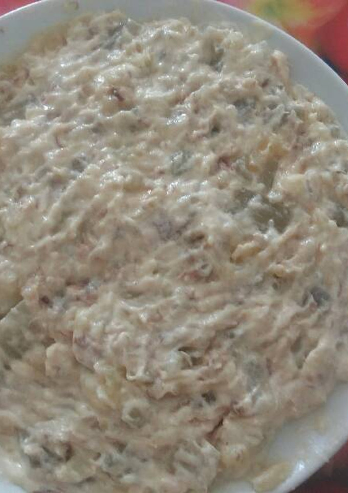 Una foto de Puré de patatas con acelgas, caballa y mayonesa