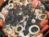 Espaguetis negros con calamar y gulas